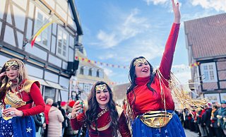 Tausende Menschen haben am Donnerstag Weiberkarneval im Kreis Gütersloh gefeiert. Noch mehr werden an Rosenmontag erwartet. - LENA VANESSA BLECK