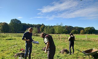 Wolfsberater Walter Jäcker und Dieter Wortmeier dokumentieren die Verletzungen der Schafe der Halterin Kira Stremming (von links). - Claudia Hyna