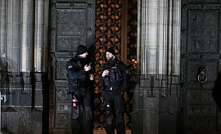 Polizisten sichern einen Eingang zum Kölner Dom. - Roberto Pfeil/dpa