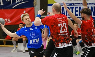 Brakes Marius Tiemann (l.) traf mit seinem zweiten Treffer zum 33:33 gegen Bad Salzuflen und schob sein Team damit in Richtung Last-Minute-Sieg. - Andreas Zobe
