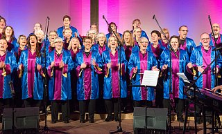Der Gospelchor InJoy hat auch internationale Lieder wie „Corramos, corramos“ im Programm. Entsprechend temperamentvoll geht es auch beim Weihnachtskonzert auf der Bühne im Altarraum der Eilshauser Kirche zu. - ralf bittner