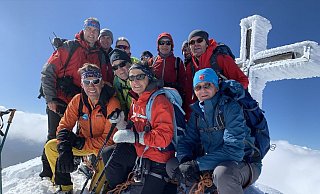 Hütten-Feeling unter Corona-Bedingungen und unter der Leitung des DeutschenAlpenvereins. Das Foto zeigt die Gruppe auf dem Gipfel des Großvenediger. - Frank Lauer