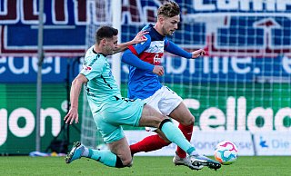 SCP-Vizekapitän Marco Schuster (l.), der hier den Kieler Fiete Arp attackiert, bestach beim Gastspiel an der Förde durch den von ihm gewohnten Fleiß und Einsatzwillen. - Imago Images