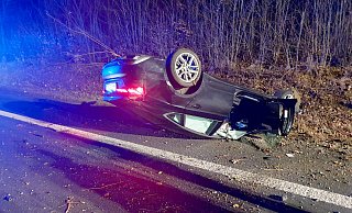 Nach der Kollision mit dem Widdchwein überschlug sich der Audi A5 mehrfach und blieb auf dem Seitenstreifen auf dem Dach liegen. - Feuerwehr Borchen