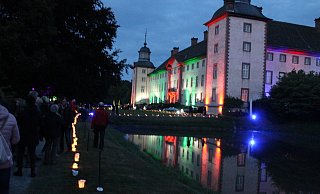 Romantisch: Mit Kerzen, Fackeln und Strahlern wurde das ehemalige Kloster zum ersten Feuerwerkswettbewerb in Szene gesetzt. - Manuela Puls