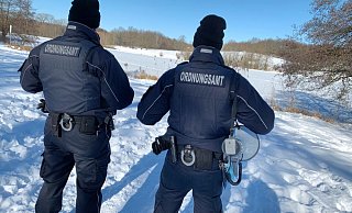 Dick eingepackt geht das Team des Ordnungsamtes auf Patrouille. - Barbara Franke