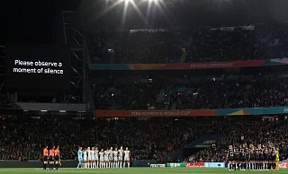 Das Eröffnungsspiel der Frauenfußball-WM begann mit einer Schweigeminute. - Rafaela Pontes/AP/dpa