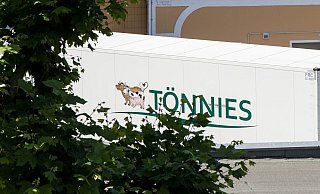 Am Freitag soll vor dem Tönnies-Werk in Rheda-Wiedenbrück demonstriert werden. - picture alliance