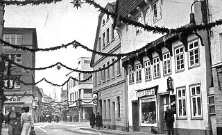 1950er Jahre: Der Weihnachtsschmuck über der Rennstraße war noch nicht beleuchtet. - Heese (Kommunalarchiv)