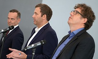 Volker Wissing (l.), FDP-Generalsekretär, Lars Klingbeil (M.), SPD-Generalsekretär, und Michael Kellner, Bundesgeschäftsführer von Bündnis 90/Die Grünen, nach den Sondierungsgesprächen in Berlin. - Foto: Kay Nietfeld/dpa