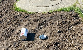 Eine der aufgebrochenen Spendendose lag im Außenbereich auf dem Boden. - Polizei Minden-Lübbecke