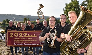 Friedel Höke (v. l.), Chantal Witte, Antje Schafer, Henrik Schafer, Regina Müller, Simon Müller, Godehard Christoph sowie Christoph Missing, Sven Schafer und Christoph Schafer (vorne) freuen sich auf die EM in Lüchtringen. - Thomas Kube