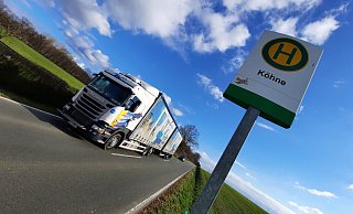 Die Haltestellenschilder in den Kreisen Höxter und Paderborn dürften so nicht an den Landesstraßen stehen. - David Schellenberg
