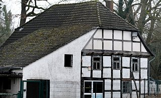 Der Garagenanbau der alten Dorfmühle in Verl im Kreis Gütersloh soll abgerissen werden. - Andreas Frücht