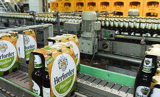 Aufgrund ausfallender Veranstaltungen und geschlossener Gastronomie ist der Absatz beim Fassbier rückläufig. Beim Flaschenbier der Herforder Brauerei sieht die Lage jedoch anders aus. - Herforder Brauerei