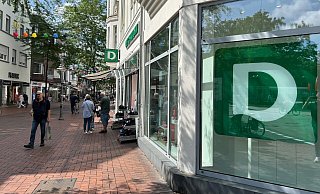 In der Deichmann-Filiale eingangs der Gütersloher Fußgängerzone hat sich ein Schuhdieb ziemlich ungeschickt angestellt. Der Mann konnte dennoch entkommen und wird jetzt von der Polizei gesucht. - Christian Bröder