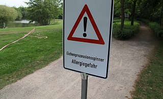 Auch die Stadt Espelkamp weit mit einem Wranschild auf die Gefahren hin, die durch den Eichenprozessionsspinner hervorgerufen werden können. Dieses Foto entstand im Naherholungsgebiet Gabelweiher im Westen der Stadt. - Klaus Frensing
