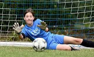 Tschüss Langeweile: Antonia Striewisch, Torwartin bei den männlichen D-Junioren der SV Eidinghausen-Werste, hechtet in dieser Szene vom Sommercamp dem Ball entgegen. Die Zwölfjährige ist froh, endlich wieder Fußball spielen zu dürfen. - Jürgen Krüger