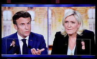 Bei der zweiten Runde der französischen Präsidentschaftswahl treten der proeuropäische Mitte-Politiker und Amtsinhaber Macron und die rechtsnationale Le Pen gegeneinander an. - Foto: Ludovic Marin/AFP/dpa