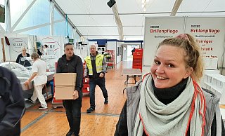 Geschäftiges Treiben am Mittwochmorgen im Gewerbezelt. Organisatorin Kristina Imhoff managt den Aufbau. - Dieter Scholz