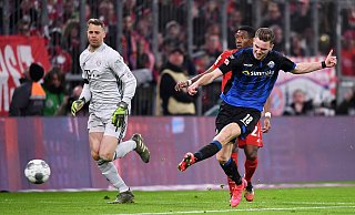 SCP-Stürmer Dennis Srbeny zieht ab und erzielt das zwischenzeitliche 1:1 im Gastspiel bei den Bayern. Zuvor hatte er Manuel Neuer (hinten l.) den Ball abgeluchst. - Verwendung weltweit !