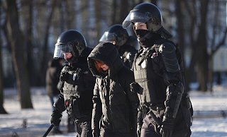 Polizeibeamte nehmen am Sonntag eine Demonstrantin in St. Petersburg fest. - Foto: Stringer/SOPA Images via ZUMA Press Wire/dpa