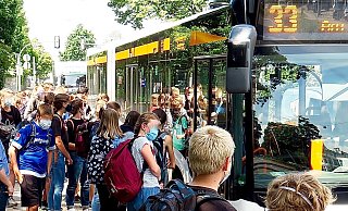 Schon zu Coronazeiten waren die Bielefelder Busse im Schülerverkehr viel zu voll. Daran hat sich bis jetzt auf vielen Linien kaum etwas geändert. - Kurt Ehmke