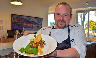 Gilbert Scheid hat ein vegetarisches Weihnachts-Menü kreiert. Die Hauptspeise ist ein Zitronen-Kartoffelmousse mit gegrillten Pilzen. - Sara Mattana