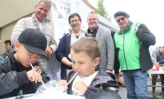 Landrat Michael Stickeln, Pädagogin Melanie Hecker, Werbering-Vorstand Bernhard Fischer und die stellvertretende Brakeler Bürgermeisterin Ursula Grewe eröffnen mit den Nachwuchsforschern Lukas (6) und Mert (4) das Forscherfest. - Burkhard Battran