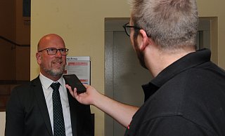 Der bisherige und künftige Preußisch Oldendorfer Bürgermeister Marko Steiner verbrachte den Wahlabend zunächst im Rathaus und äußerte sich erst nach Auszählung aller Wahlbezirke. Er freue sich über den Vertrauensbeweis der Bürger, sagte Steiner. - Joern Spreen-Ledebur Der bisherige und künftige Preußisch Oldendorfer Bürgermeister Marko Steiner verbrachte den Wahlabend zunächst im Rathaus und äußerte sich erst nach Auszählung aller Wahlbezirke. Er freue sich über den Vertrauensbeweis der Bürger, sagte Steiner. - Joern Spreen-Ledebur