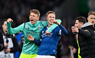 Arminias Torwart Leo Oppermann und Sam Schreck jubeln. Zu recht: Arminia Bielefeld steht im DFB-Pokal-Finale. Das sorgt für Begeisterung nicht nur in Bielefeld. - Teresa. Kroeger