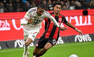 Oft einen Schritt schneller als Frankfurts Nathaniel Brown: Bayern-Star Michael Olise (l). - Arne Dedert/dpa