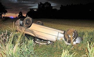 Der Wagen landete bei dem schweren Unfall auf der Ostwesfalenstraße entfernt von der Fahrbahn im Feld. - David Schellenberg