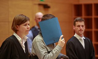 Der Angeklagte - hier mit seinen Verteidigern Christina Peterhanwahr und Henning Jansen - verbirgt sein Gesicht hinter einem Aktendeckel. - Andreas Zobe (Archivfoto)
