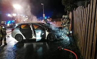 Die Feuerwehr konnte den Pkw-Brand rasch löschen. - Feuerwehr Spenge
