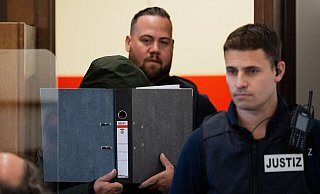 Der Angeklagte kommt in den Gerichtssaal in Köln. - Rolf Vennenbernd/dpa