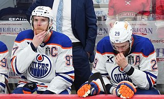 Bleibt bei den Oilers: Connor McDavid (97). Leon Draisaitl freut\'s. - Nathan Denette/The Canadian Press/AP/dpa