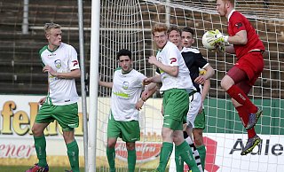 Die Gütersloher Fatigh Gührer, Nico Schürmann, Lars Beuckmann und Torhüter Christopher Rump (v.l) standen gegen SuS neuenkirchen nicht immer so sicher wie in dieser Szene. - Henrik Martinschledde