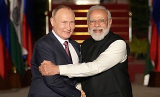 Indiens Premierminister Narendra Modi nennt Kremlchef Putin seinen Freund, in Moskau wollen sie auch über den russischen Angriffskrieg gegen die Ukraine sprechen. (Archivbild) - Manish Swarup/AP/dpa