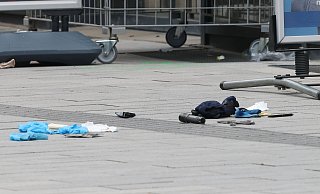 Die Polizei hat auf einer belebten Einkaufsstraße in Düsseldorf einen bewaffneten Mann niedergeschossen und schwer verletzt. - David Young/dpa