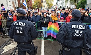 Hier ging es nicht weiter. Die Sperrgitter der Polizei beendeten die Menschenkette von Murisa Adilovic, die hier (rote Jacke, rechts) mit vielen Mitstreitern den Neonazis die Stirn bietet. - Barbara Franke