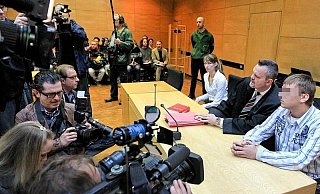 Der Angeklagte Fabian K. (rechts) blickt, zumindest äußerlich, ungerührt in die Objektive der Kameras. Neben ihm sein Verteidiger Andreas Chlosta sowie eine Rechtsreferendarin. - FOTOS: WOLFGANG RUDOLF