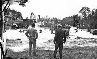 Mit einem Schaumteppich wurden vor 50 Jahren die Trümmerteile des abgestürzten US-Hubschraubers abgedeckt. 16 Soldaten kamen beim Absturz ums Leben. - Feuerwehr Delbrück Mit einem Schaumteppich wurden vor 50 Jahren die Trümmerteile des abgestürzten US-Hubschraubers abgedeckt. 16 Soldaten kamen beim Absturz ums Leben. - Feuerwehr Delbrück