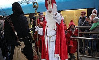 Der Nikolaus Horst Lendeckel mit seinen Gehilfen am Paderborner Hauptbahnhof an. - Julia Stratmann