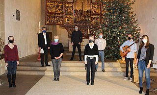 Johanna Wimmer (v.l.), Joachim Eisemann, Anke Restemeier, Daniel Naurath, Beate Schmidt, Joachim Weber, Christian Wedmann und Maike Schmidt sorgten für einen abwechslungsreichen Gottesdienst. - Eric Pielsticker