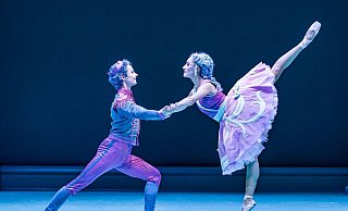Stefan Kulhavec als Nussknacker-Prinz und Alessandra Armorina als Clara tanzen bei einer Probe für das Ballettstück «Der Nussknacker» in Cottbus. - Frank Hammerschmidt/dpa