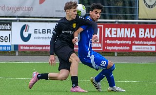 Wellensieks Jannis Ringels (l.) und seine U17 verloren das Duell gegen Eren Kali und dessen Schloß-Holter. - Andreas Zobe