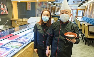Inhaberin Shishi Zhao und Sushimeister Choel-Ho Park bieten im neuen "Natsuumi" Sushi, klassische japanische und zeitgemäße internationale Crossover-Küche. Wegen Corona ist zum Start nur ein Lieferservice möglich. - Ralf Bittner