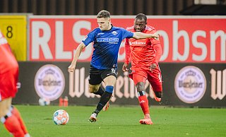 Marco Schuster (l.), hier im Duell gegen HSV-Akteur gegen David Kinsombi, wird wohl am Freitag den SC Paderborn erstmals als Kapitän aufs Feld führen. - Besim Mazhiqi