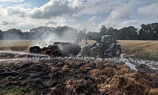 Mit einem Teleskoplader wurden die Ballenreste am Morgen nach dem Brand auseinandergezogen, dann endgültig abgelöscht. - Feuerwehr Kirchlengern